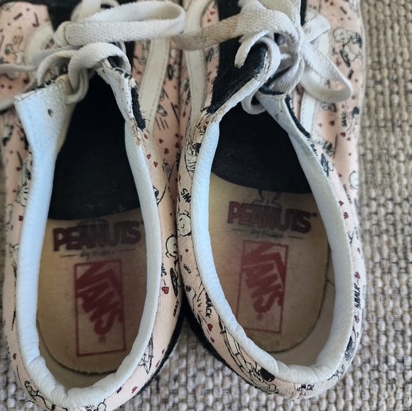 "Peanut's" themed Vans. Size 8.5 mens or 11 woman's. - Picture 3 of 5
